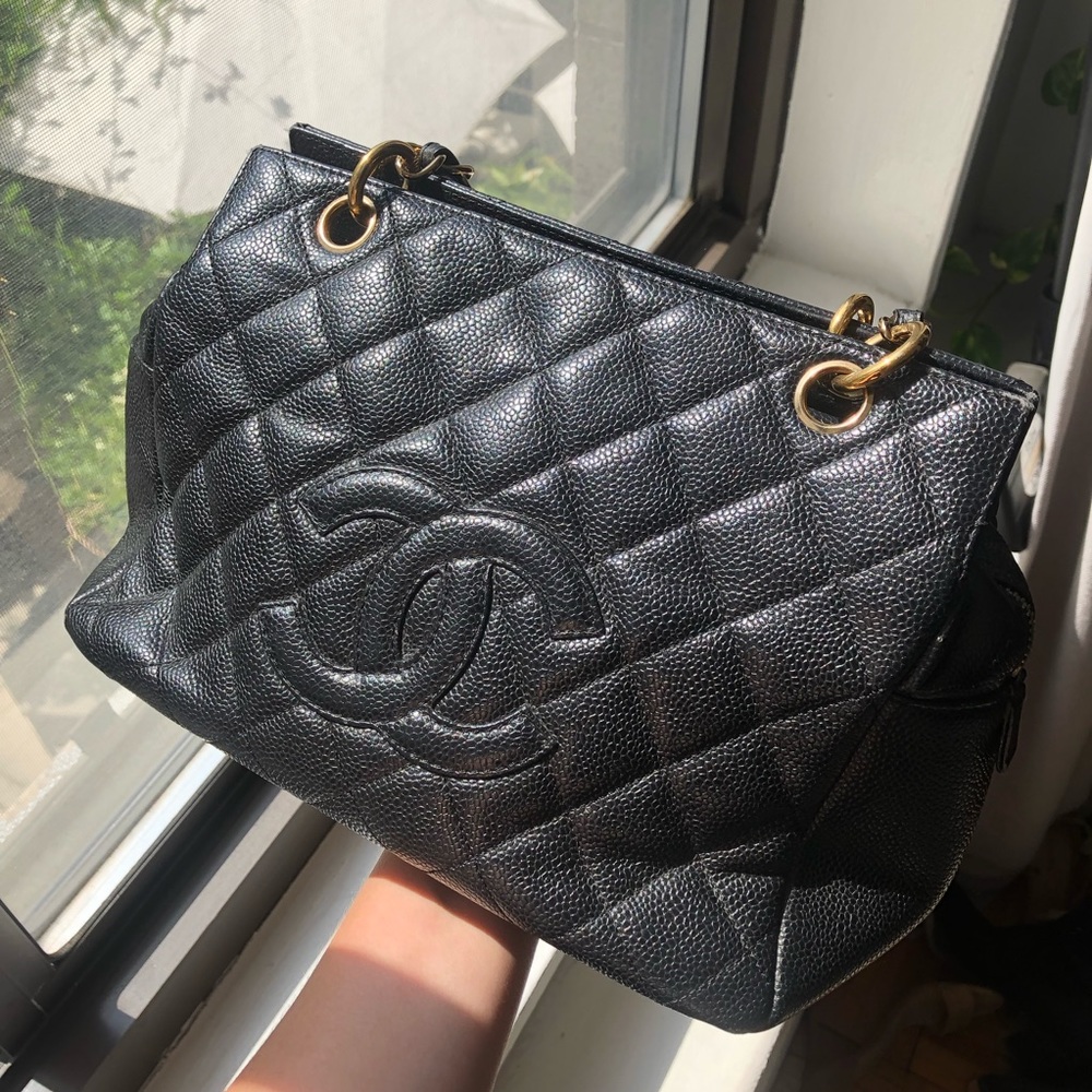 CHANEL Black Quilted Leather Bag - Picture 3 of 15